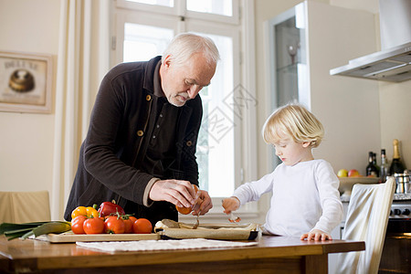 爷爷和孙子一起做饭图片
