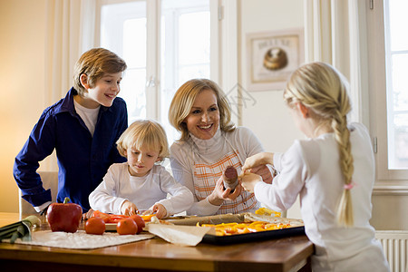 外国人背景母亲和孩子一起做饭背景
