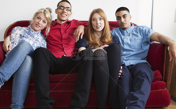 四个年轻人坐在沙发上图片