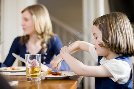 女孩和妹妹吃饭图片