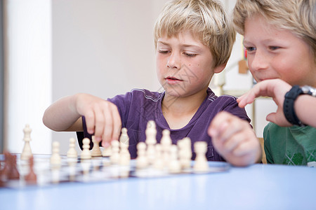 男孩下棋图片