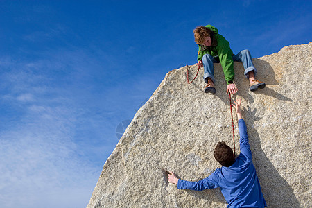 攀岩者帮助同伴图片