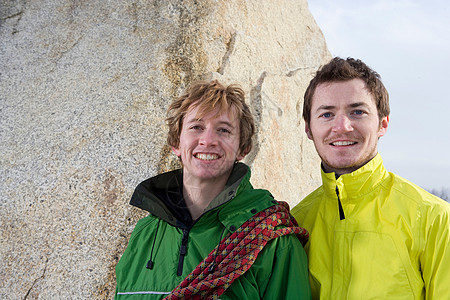两位登山者的特写肖像图片