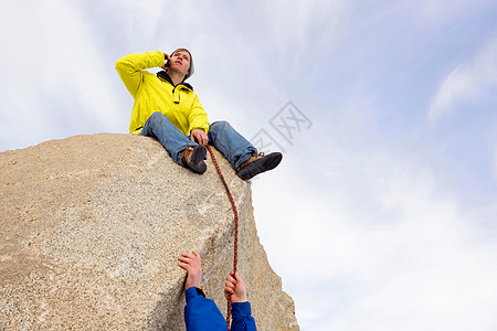 登山者保护同伴高清图片