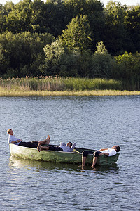 三个人在划艇图片
