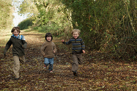 男孩们在乡间小路上奔跑图片
