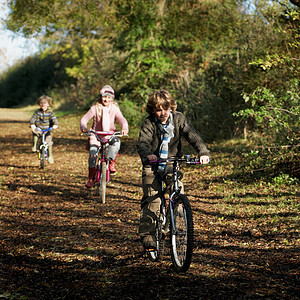 孩子们在农村骑自行车图片