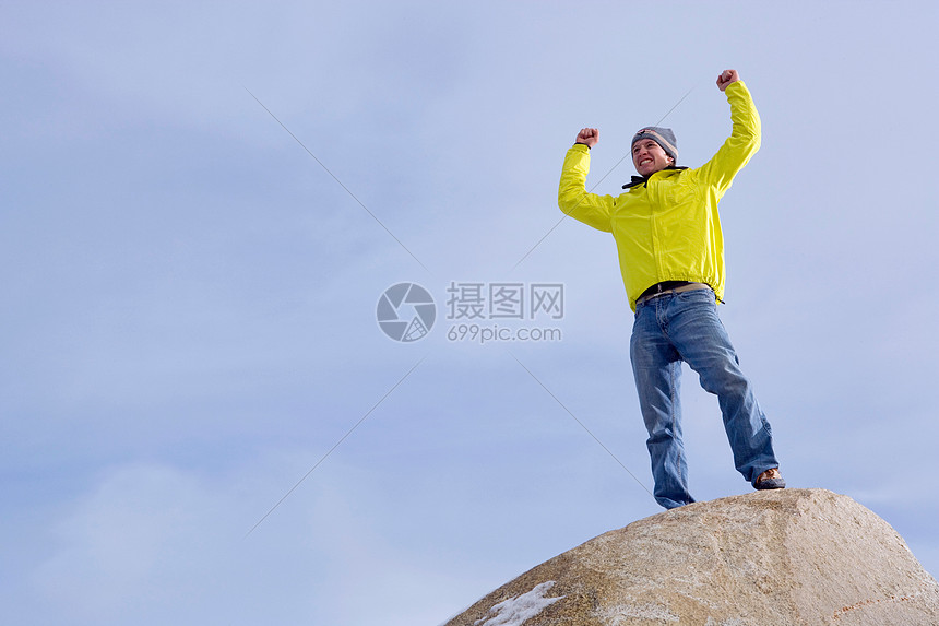 登山者在山顶庆祝图片