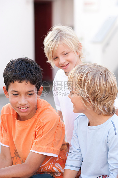 微笑的男孩在户外聊天图片