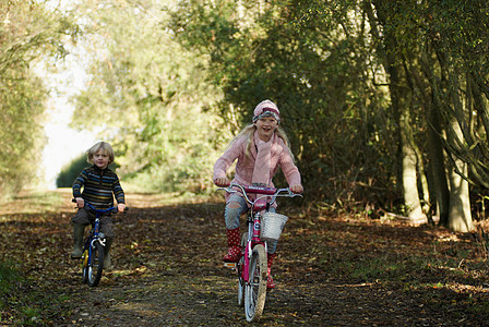 农村骑自行车的男孩和女孩图片