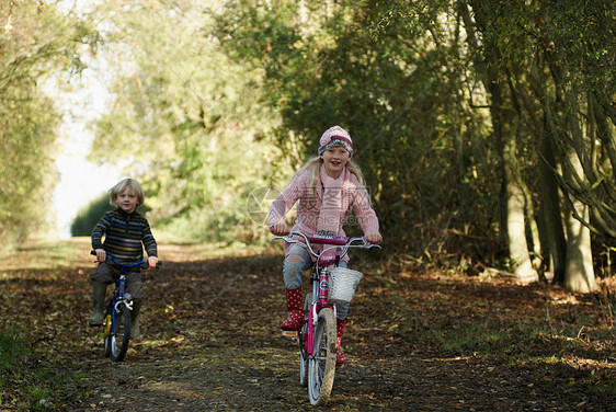 农村骑自行车的男孩和女孩图片