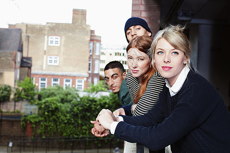 四个年轻人站在英国伦敦的阳台上图片