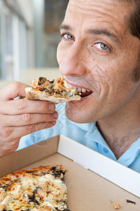 男子吃比萨图片