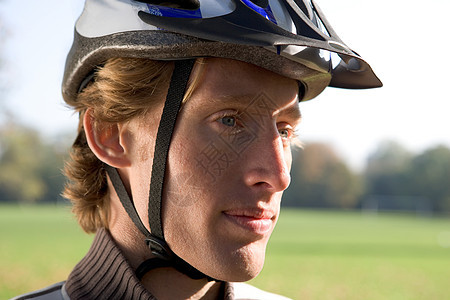 戴头盔的骑车人肖像图片