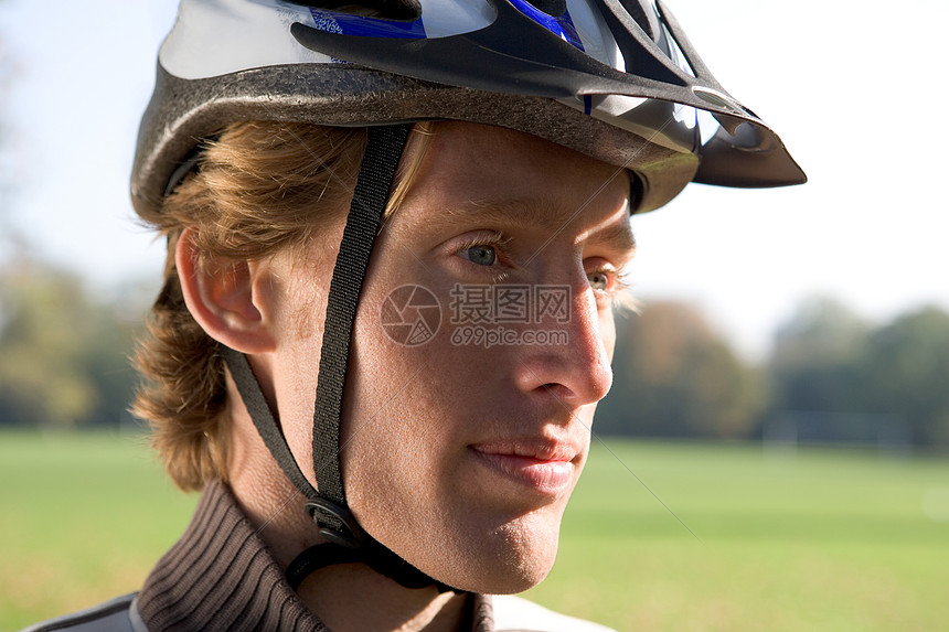 戴头盔的骑车人肖像图片