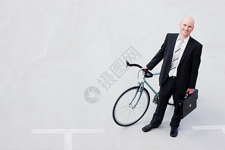 手拎自行车商人图片