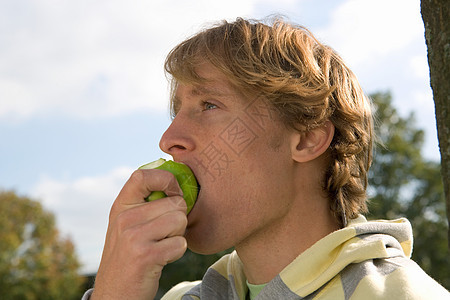 年轻人吃苹果图片