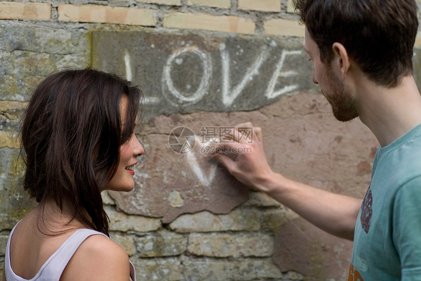 男朋友在墙上写爱情图片
