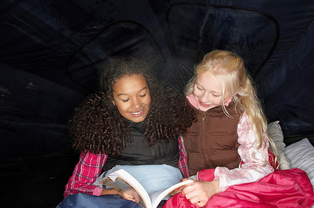 在帐篷里看书的女孩图片