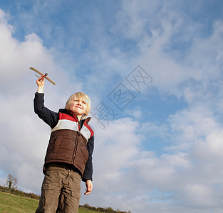 农村带玩具飞机的小男孩图片
