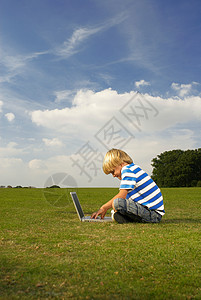 俯视草地在野外玩计算机的小孩背景