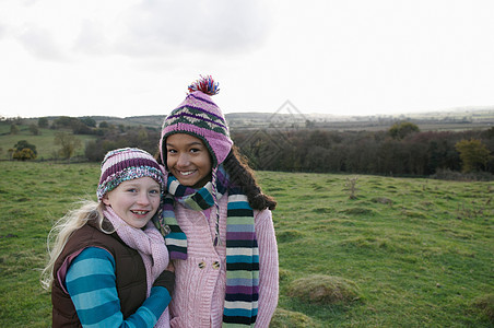 两个女孩在乡下的山上图片
