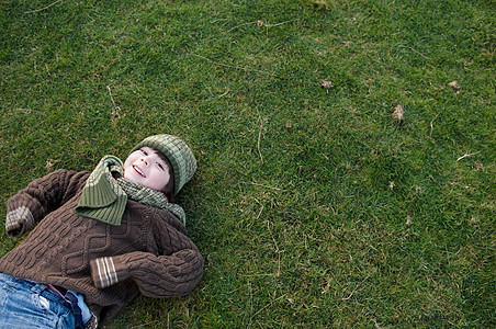 小男孩在草地上图片