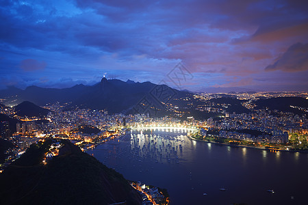 从巴西里约热内卢的Sugar Loaf Mountain夜间俯瞰港口和海岸图片