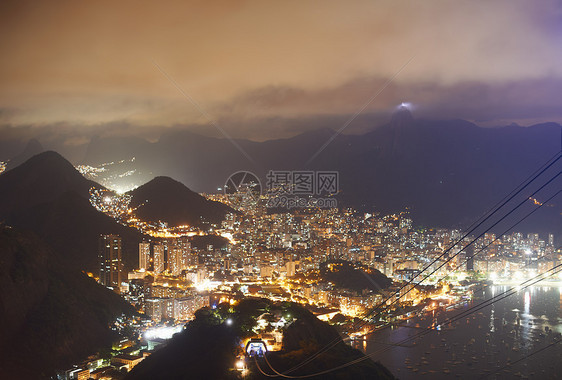 从巴西里约热内卢的Sugar Loaf Mountain夜间俯瞰港口和山脉图片