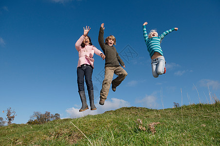 孩子们在山上跳跃图片
