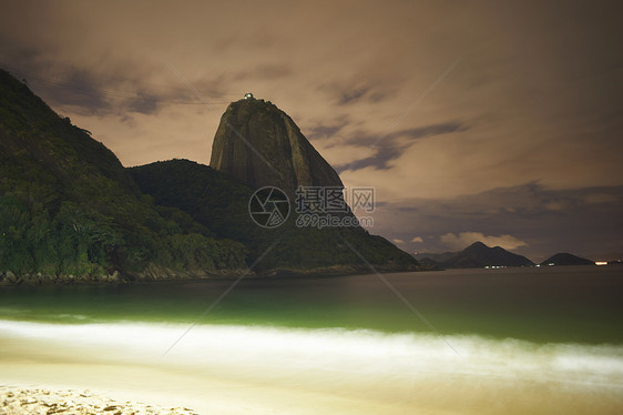 巴西里约热内卢，夜间海滩和糖面包山图片