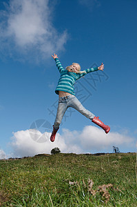 女孩在山上跳跃图片