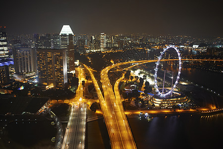 新加坡摩天轮和高速公路夜景图片