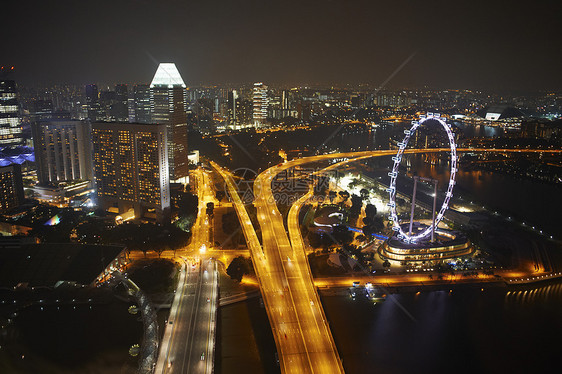 新加坡摩天轮和高速公路夜景图片