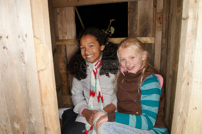 树屋里的两个小女孩图片