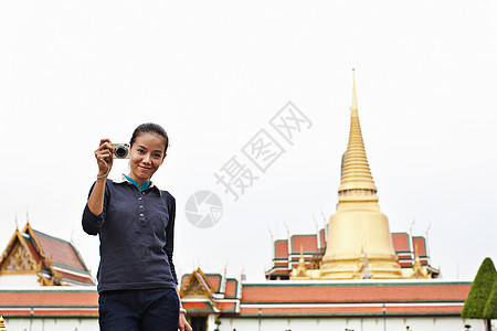 在华丽的寺庙拍照的女人图片