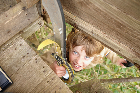 男孩爬上树屋图片