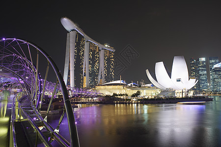 新加坡螺旋桥和滨海金沙湾酒店夜景图片