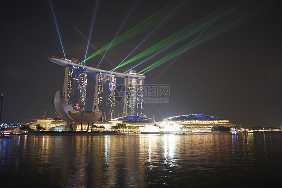 新加坡金沙湾酒店聚光灯和码头夜景图片