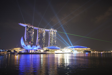 新加坡海滨的聚光灯和滨海金沙湾酒店夜景图片