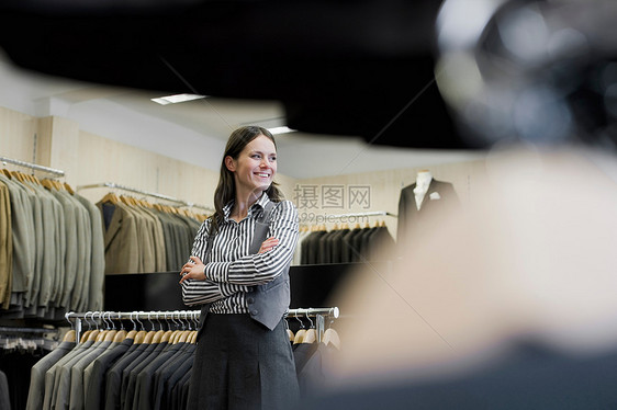 服装店的女人四处张望图片