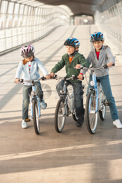在城市隧道里骑自行车的孩子图片
