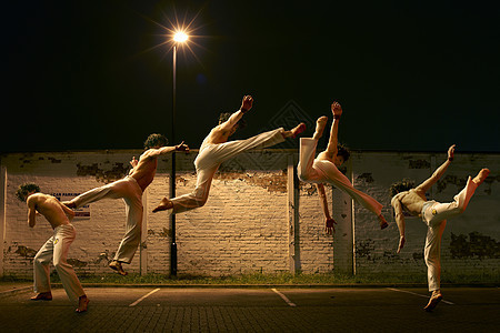 停车场青年男子自由跳跃图片