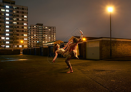 年轻夫妇晚上在城市环境中跳舞图片