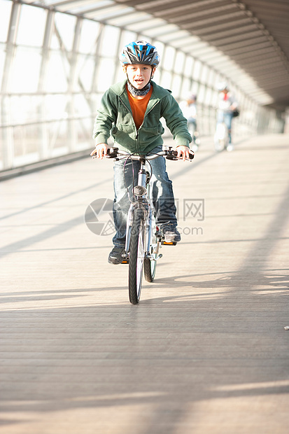 在城市隧道里骑自行车的男孩图片