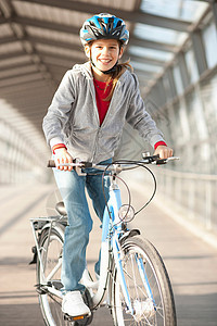城市隧道骑自行车的女孩图片