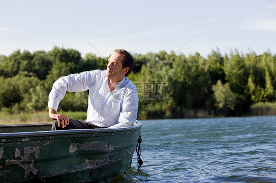 商人在划艇上放松图片