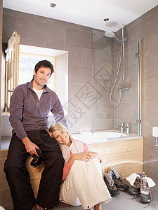 浴室里的女人和男人图片