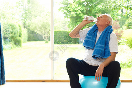 老年人在运动时喝水图片