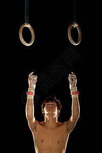 手举吊环的体操运动员图片
